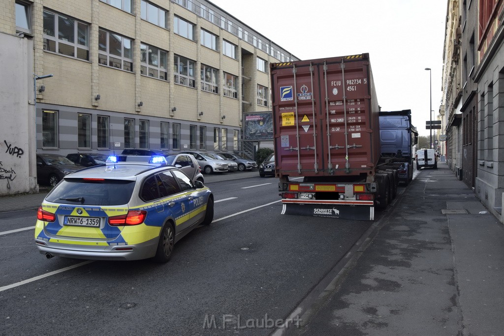 LKW gegen Bruecke wegen Rettungsgasse Koeln Muelheim P13.JPG - Miklos Laubert